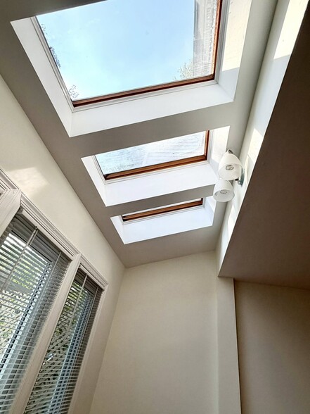Building Photo - 21282 Hedgerow Ter