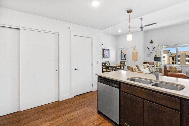 Building Photo - Top Floor-Gorgeous Unit Stunning Views-Luxury