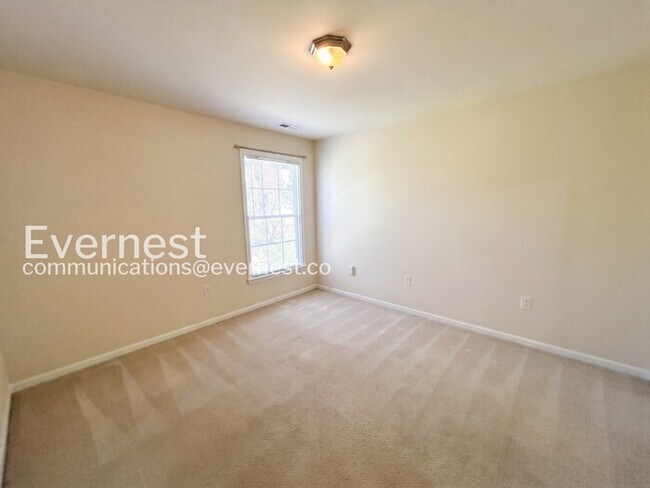 Building Photo - 7 St Stephens Ct