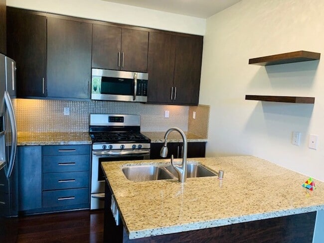 Building Photo - Beautiful & Spacious 3/3 In the Solaire Co...