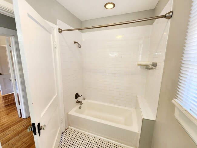 Building Photo - 2333 Pauline St