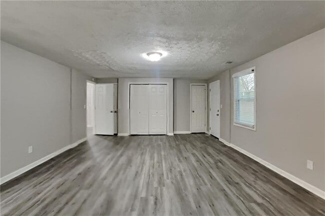 Building Photo - 880 Burning Bush Dr