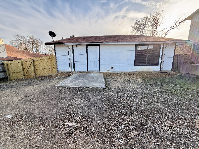 Building Photo - 8519 Ridge Garden Dr