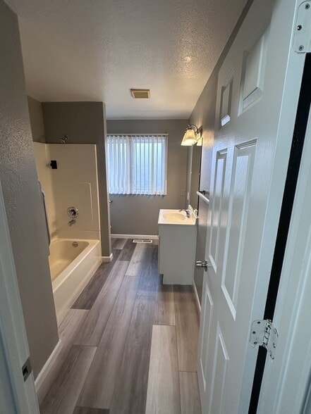 Building Photo - 1707 W 6th Ave