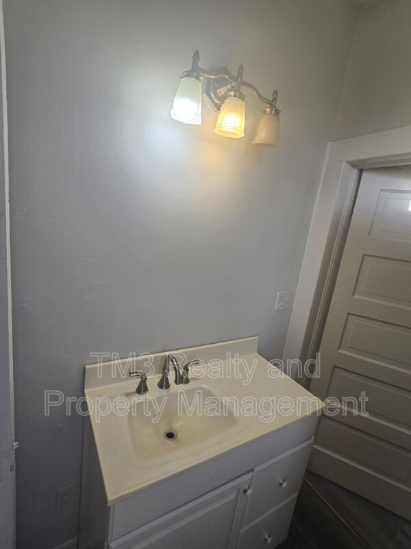 Building Photo - 819 N 9th St