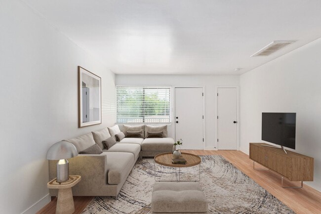 Building Photo - 2 Bed | 1 Bath - Updated Ground Floor Unit