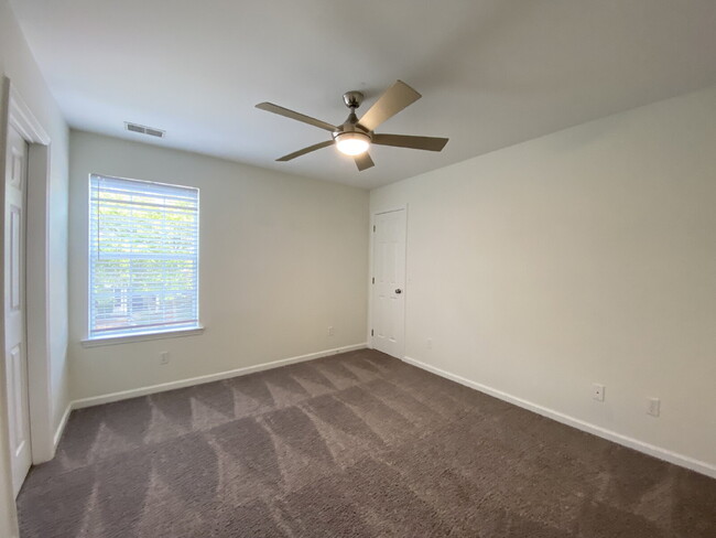 Building Photo - Charming End Unit Townhome in Mill Creek!