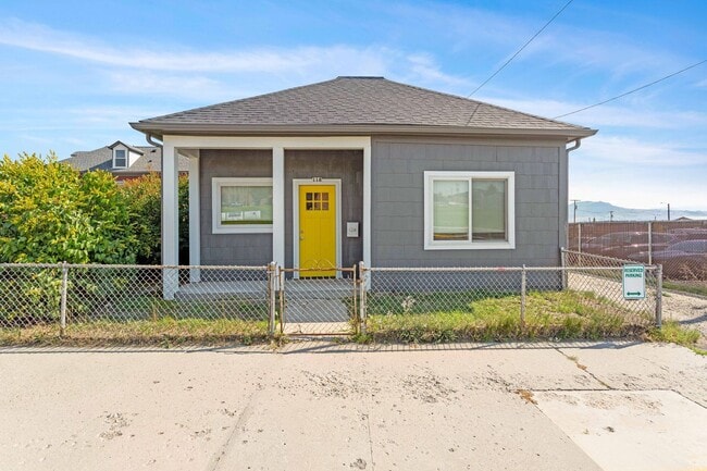 Primary Photo - Updated 3bed/1bath Single Family Home