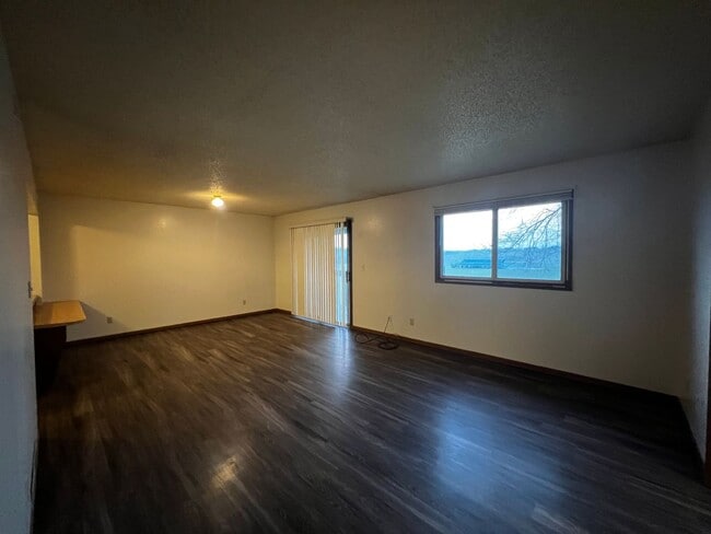 Building Photo - 731 Westwinds Dr