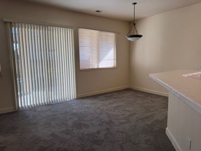 Building Photo - Beautiful Three Bedroom in the Golf Cou...