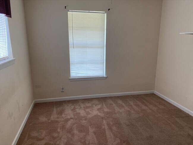 Building Photo - Large home