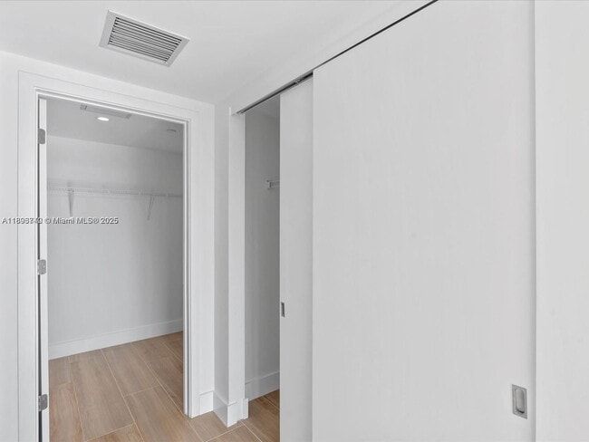 Building Photo - 9901 W Bay Harbor Dr