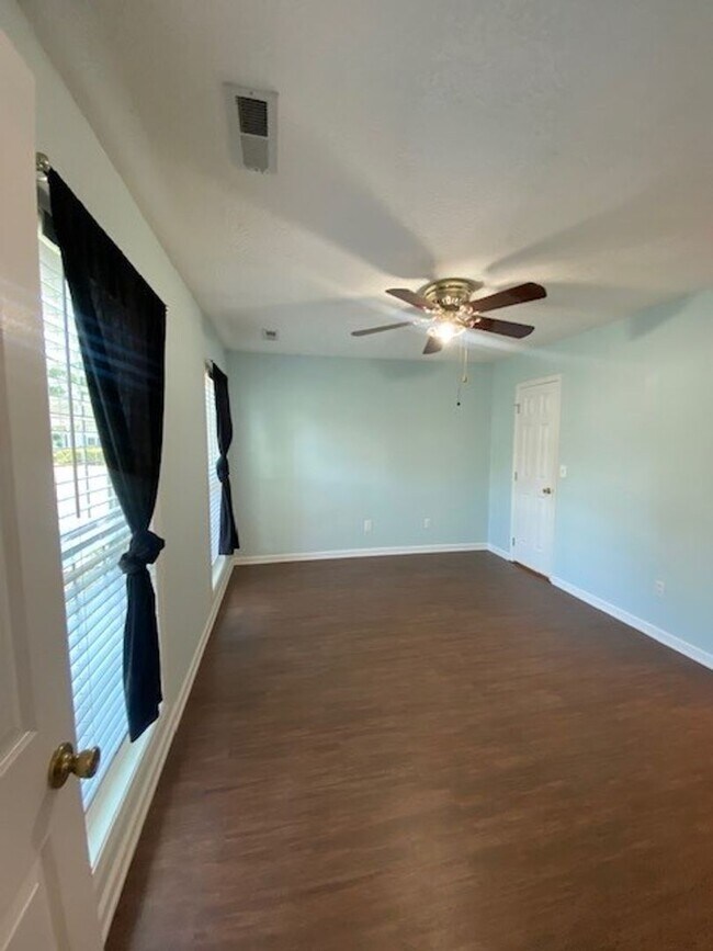 Building Photo - Welcome to this stunning 3-bedroom, 2-bath...