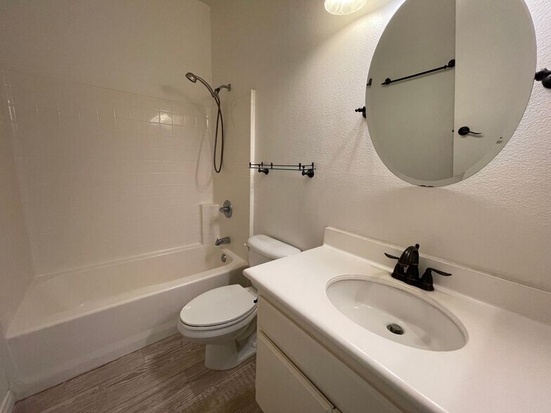 Building Photo - 2300 Jeans Ct