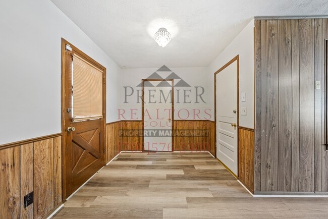 Building Photo - 2112 Lamore St