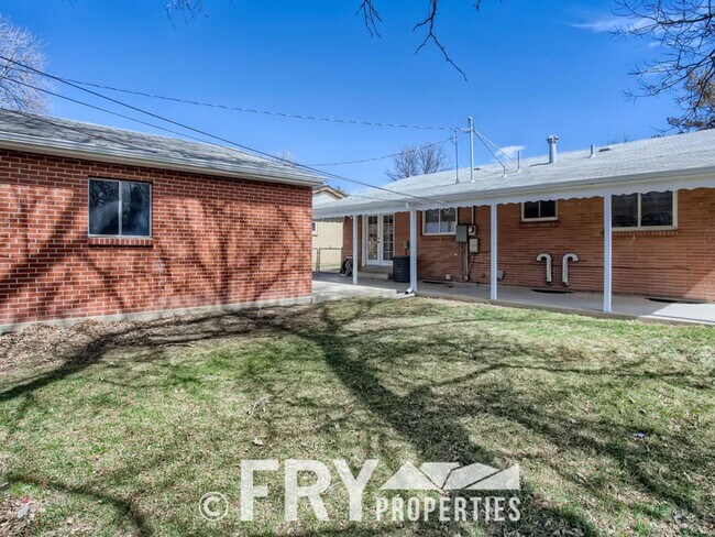 Building Photo - Renovated Harvey Park home