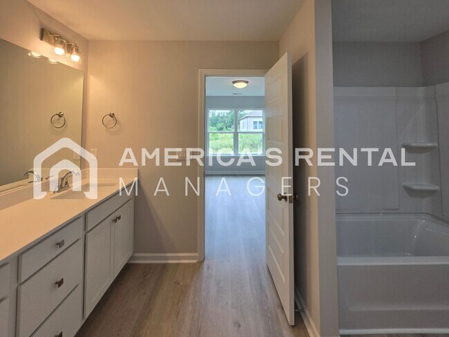 Building Photo - Modern Living in Brookwood Station!