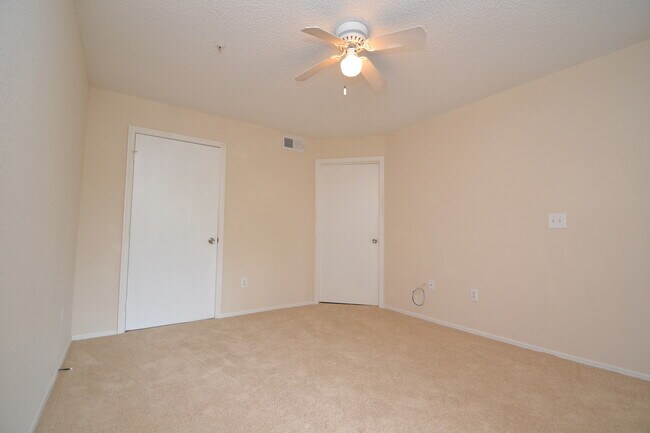 Building Photo - Beautiful 1/1 in Villas Del Sol ~ Gated Comm w/ Resort-Style Amenities!