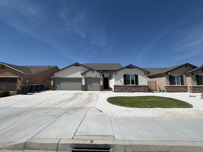 Building Photo - Beautiful Home for rent in Tulare!