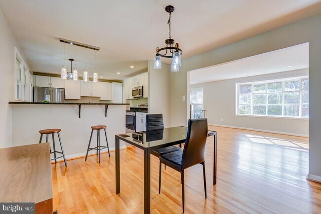 Building Photo - 6417 Earlham Dr