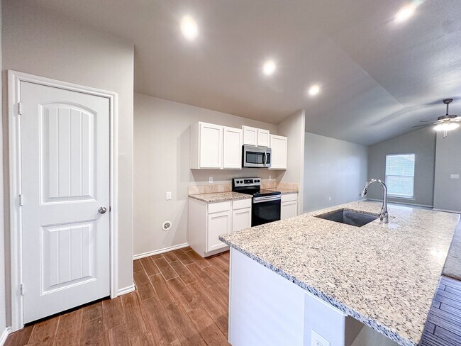 Building Photo - 3/2/2 Home in Windstone!