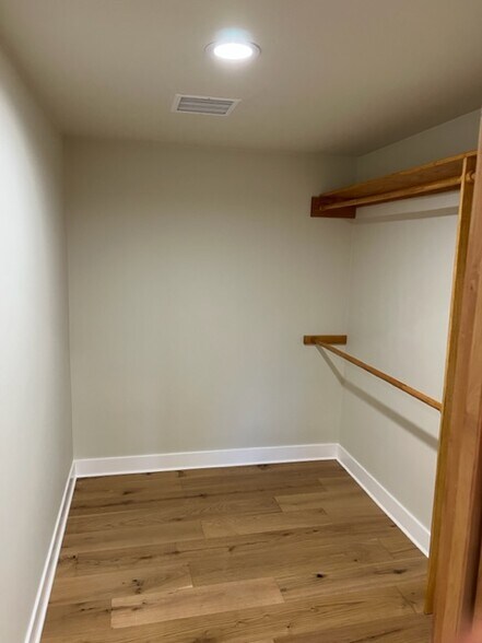 Master Walk-in - 2770 Glendessary Ln