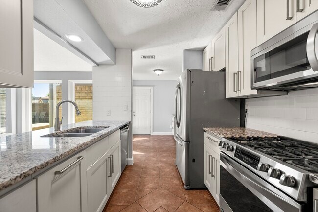 Building Photo - 8522 Scenic Green Dr