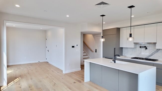 Building Photo - 201 Washington St