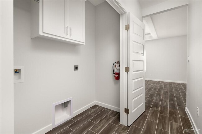 Building Photo - 17 Beverly Ave