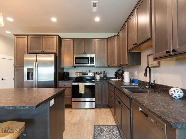 Building Photo - 3 Bd / 2.5 Bath Townhome Furnished or Unfurnished