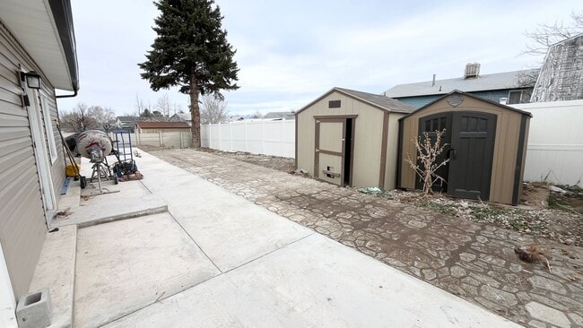 Building Photo - 5 Bedroom/4 Bathroom Home in West Valley City