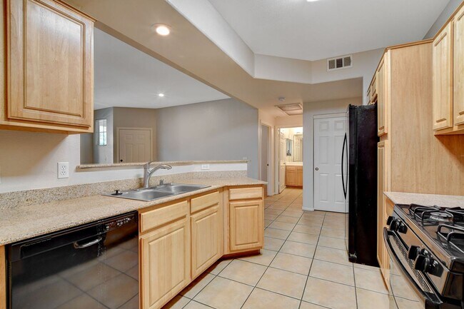 Building Photo - Beautiful  2bed 2bath Gated Community