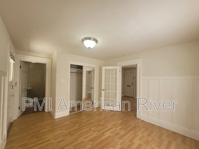 Building Photo - 718 28th St