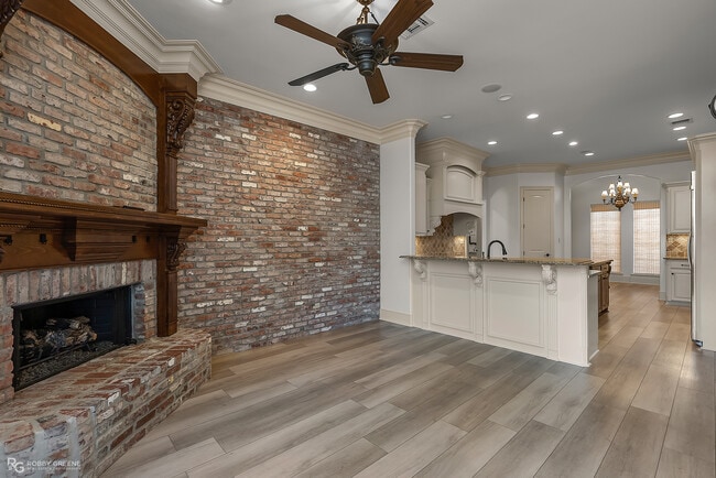 Building Photo - 322 Paris Pl