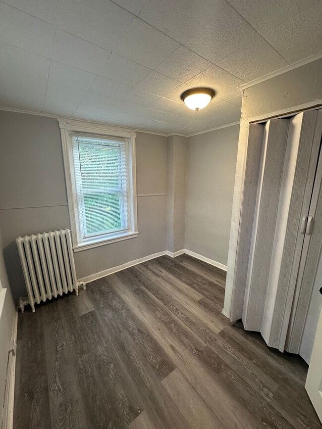 Building Photo - 3 Bed, 1 bath rowhome available!