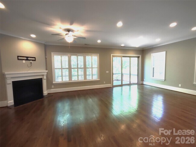 Building Photo - 6432 Fairway Row Ln
