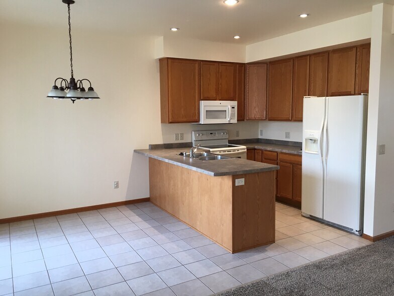 Building Photo - 833 Peace Ln