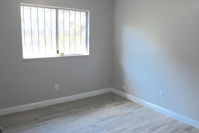 Building Photo - 400 S Crawford Ave