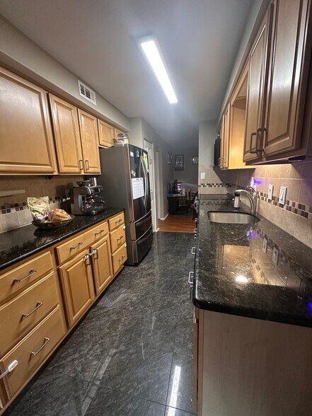 Building Photo - 423 Christopher Ave