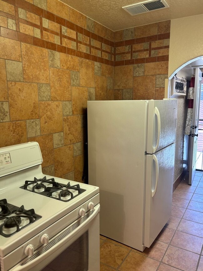 Building Photo - NEWLY REMODELED 1 BED 1 BATH