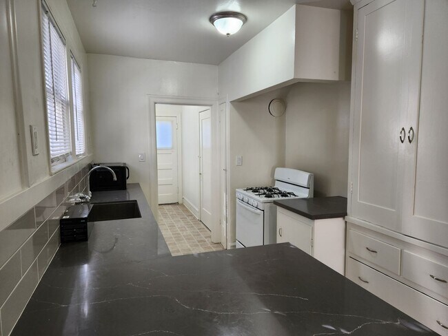 Building Photo - Private Bedroom Near UC Berkeley Campus