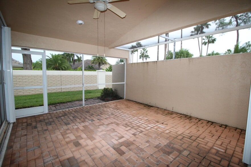 Building Photo - 404 Sabal Palm Ln