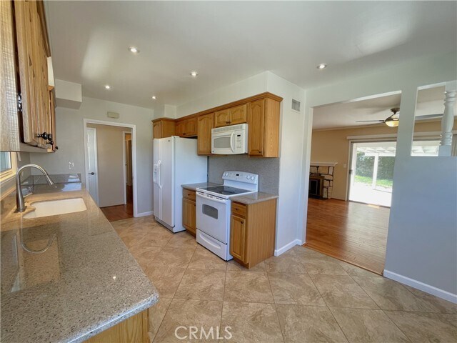 Building Photo - 1338 E Cypress Ave