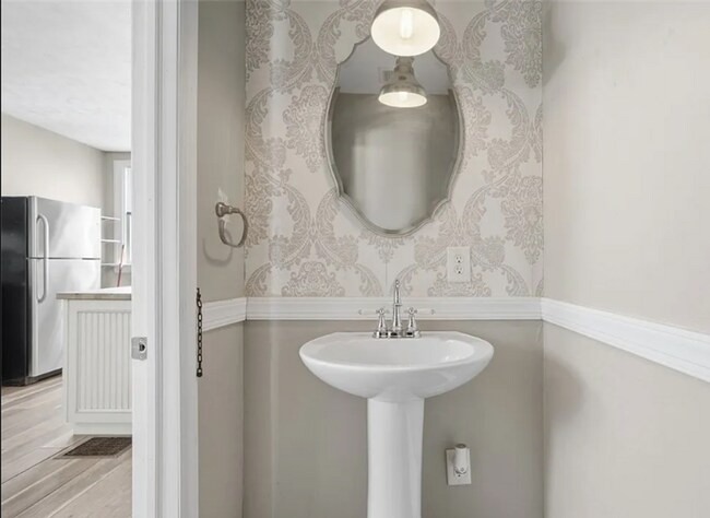 Building Photo - Charming 2 bedroom/1.5 bathroom updated home-Mt. Washington