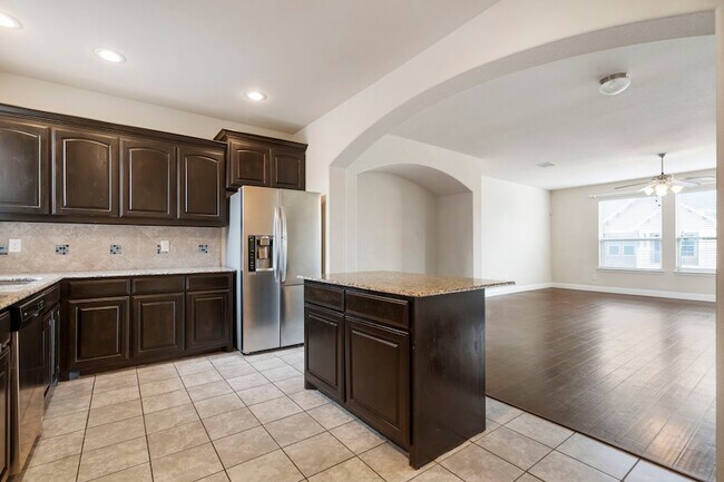 Building Photo - 2640 Venice Dr