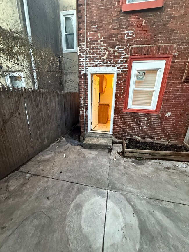 Building Photo - 3 Bedroom Home at 21st & Mifflin Streets