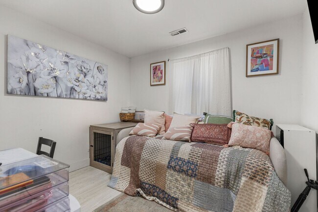 Building Photo - Single Family Home, 2 bed/1 bath $1,350 One-Story