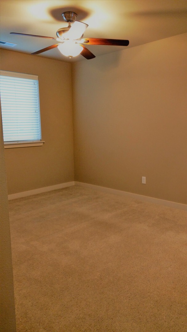 Building Photo - Spacious Fife 3 Bedroom with Fenced  Yard!