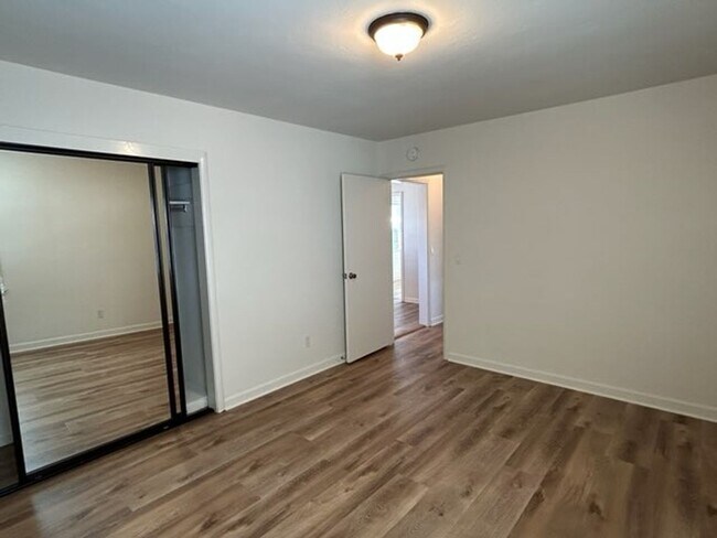 Building Photo - CM251L