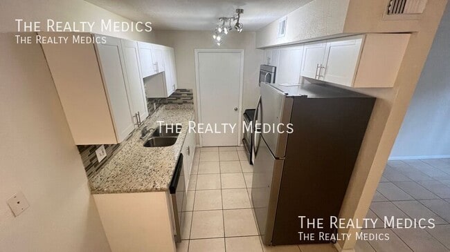 Building Photo - 2130 Forest Knoll Dr NE